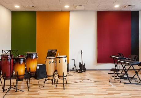 fraster, filt, felt cover, rumafskærmning, roomdivider, akustik, uld filt, inspiration, design, indretning, afskærmning, filtgardin, anne trolles skole